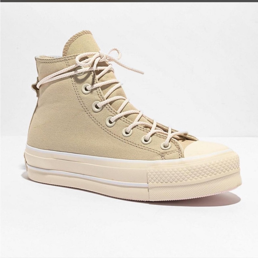 ALL STAR- women's Tan Converse
Chuck Taylor All Star Platform trainers- Size: 6.